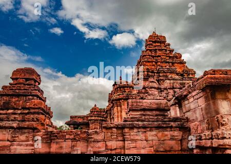 Sangameshwara Tempel pattadakal atemberaubende Steinkunst aus verschiedenen Winkel mit erstaunlichen Himmel. Es ist eines der UNESCO-Welterbestätten und Komplex Stockfoto