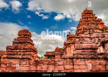 Sangameshwara Tempel pattadakal atemberaubende Steinkunst aus verschiedenen Winkel mit erstaunlichen Himmel. Es ist eines der UNESCO-Welterbestätten und Komplex Stockfoto