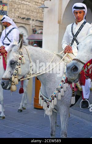 DOHA, Qatar-12 Dez 2019 - Ansicht der Katarischen berittene Polizei auf Pferde auf die Straße an der Souq Waqif im historischen Zentrum von Doha entfernt. Stockfoto