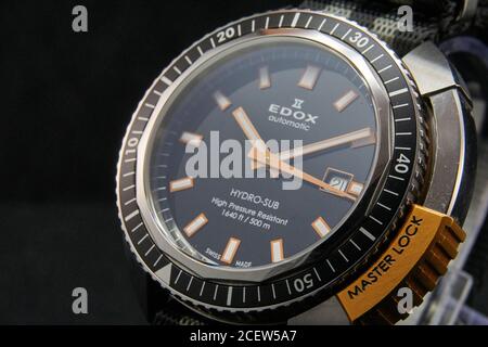 Nahaufnahme und detaillierte Fotos einer Edox Hydrosub Automatik schweizer Taucheruhr Stockfoto