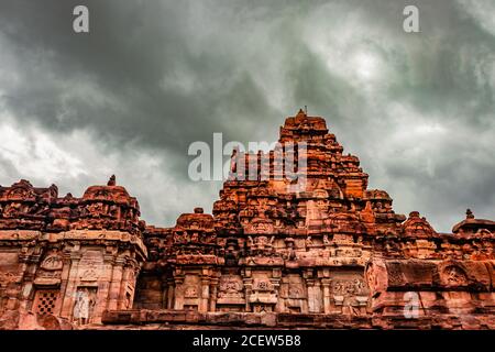Sangameshwara Tempel pattadakal atemberaubende Steinkunst aus verschiedenen Winkel mit dramatischen Himmel. Es ist eines der UNESCO-Welterbestätten und Komplex Stockfoto