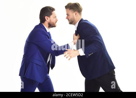 Verteidigung von Interessen, Rechtsdienstleistungen Konzept. Advocate kämpft für die Interessen der Kunden. Unterstützung von Anwälten. Geschäftsleute Boxen in formellen Anzügen. Aggression, Hass, politische Rache. Brutale, unhöfliche, wütende Männer. Stockfoto