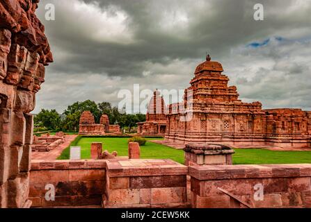 Pattadakal Tempel Gruppe von Denkmälern atemberaubende Steinkunst aus verschiedenen Winkel mit dramatischen Himmel. Es ist eines der UNESCO-Welterbestätten und CO Stockfoto