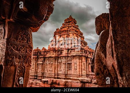 Sangameshwara Tempel pattadakal atemberaubende Steinkunst aus verschiedenen Winkel mit dramatischen Himmel. Es ist eines der UNESCO-Welterbestätten und Komplex Stockfoto