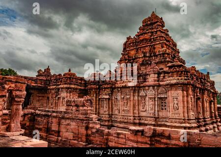 Sangameshwara Tempel pattadakal atemberaubende Steinkunst aus verschiedenen Winkel mit dramatischen Himmel. Es ist eines der UNESCO-Welterbestätten und Komplex Stockfoto