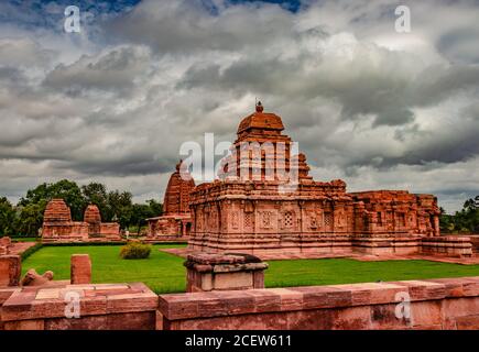 Pattadakal Tempel Gruppe von Denkmälern atemberaubende Steinkunst aus verschiedenen Winkel mit dramatischen Himmel. Es ist eines der UNESCO-Welterbestätten und CO Stockfoto