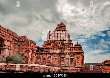 Sangameshwara Tempel pattadakal atemberaubende Steinkunst aus verschiedenen Winkel mit dramatischen Himmel. Es ist eines der UNESCO-Welterbestätten und Komplex Stockfoto