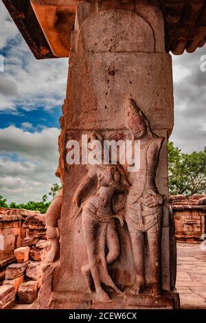 Skulpturen der hinduistischen Götter an der Fassade des 7. Jahrhunderts Tempel geschnitzte Wände in Pattadakal karnataka. Es ist eines der UNESCO-Welterbestätten und Komplex Stockfoto