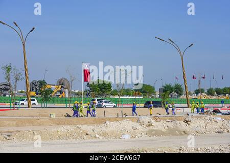 DOHA, KATAR -12 DEC 2019- Blick auf Gastarbeiter auf einer Baustelle in Doha, Katar. Stockfoto