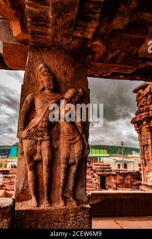 Skulpturen der hinduistischen Götter an der Fassade des 7. Jahrhunderts Tempel geschnitzte Wände in Pattadakal karnataka. Es ist eines der UNESCO-Welterbestätten und Komplex Stockfoto