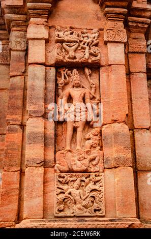 Skulpturen der hinduistischen Götter an der Fassade des 7. Jahrhunderts Tempel geschnitzte Wände in Pattadakal karnataka. Es ist eines der UNESCO-Welterbestätten und Komplex Stockfoto