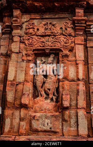 Skulpturen der hinduistischen Götter an der Fassade des 7. Jahrhunderts Tempel geschnitzte Wände in Pattadakal karnataka. Es ist eines der UNESCO-Welterbestätten und Komplex Stockfoto