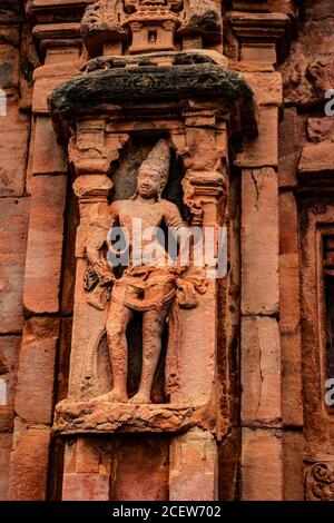 Skulpturen der hinduistischen Götter an der Fassade des 7. Jahrhunderts Tempel geschnitzte Wände in Pattadakal karnataka. Es ist eines der UNESCO-Welterbestätten und Komplex Stockfoto
