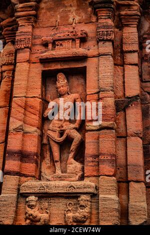 Skulpturen der hinduistischen Götter an der Fassade des 7. Jahrhunderts Tempel geschnitzte Wände in Pattadakal karnataka. Es ist eines der UNESCO-Welterbestätten und Komplex Stockfoto