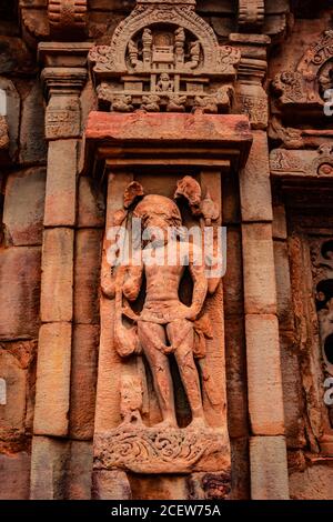 Skulpturen der hinduistischen Götter an der Fassade des 7. Jahrhunderts Tempel geschnitzte Wände in Pattadakal karnataka. Es ist eines der UNESCO-Welterbestätten und Komplex Stockfoto