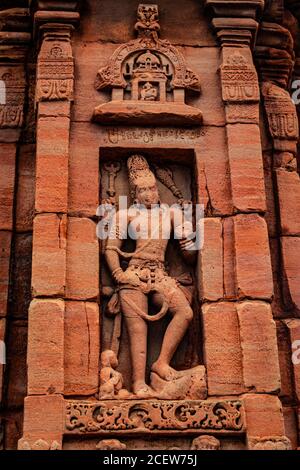 Skulpturen der hinduistischen Götter an der Fassade des 7. Jahrhunderts Tempel geschnitzte Wände in Pattadakal karnataka. Es ist eines der UNESCO-Welterbestätten und Komplex Stockfoto