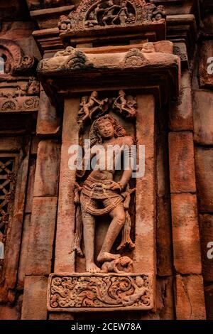 Skulpturen der hinduistischen Götter an der Fassade des 7. Jahrhunderts Tempel geschnitzte Wände in Pattadakal karnataka. Es ist eines der UNESCO-Welterbestätten und Komplex Stockfoto