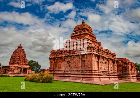 Pattadakal Tempel Gruppe von Denkmälern atemberaubende Steinkunst aus verschiedenen Winkel mit erstaunlichen Himmel. Es ist eines der UNESCO-Welterbestätten und com Stockfoto