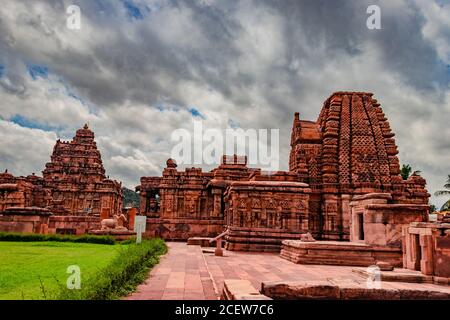 Pattadakal Tempel Gruppe von Denkmälern atemberaubende Steinkunst aus verschiedenen Winkel mit erstaunlichen Himmel. Es ist eines der UNESCO-Welterbestätten und com Stockfoto