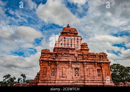 Pattadakal Tempel Gruppe von Denkmälern atemberaubende Steinkunst aus verschiedenen Winkel mit erstaunlichen Himmel. Es ist eines der UNESCO-Welterbestätten und com Stockfoto
