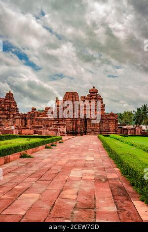 Pattadakal Tempel komplexe Gruppe von Denkmälern atemberaubende Steinkunst mit dramatischen Himmel karnataka indien. Es ist eines der UNESCO-Welterbestätten und Stockfoto