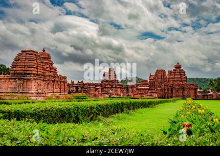 Pattadakal Tempel komplexe Gruppe von Denkmälern atemberaubende Steinkunst mit dramatischen Himmel karnataka indien. Es ist eines der UNESCO-Welterbestätten und Stockfoto