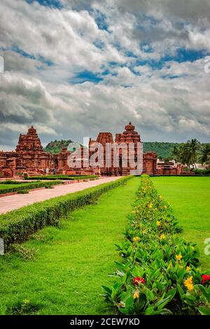 Pattadakal Gruppe von Denkmälern atemberaubende Steinkunst aus verschiedenen Winkeln mit dramatischen Himmel karnataka indien. Es ist eines der UNESCO-Welterbe Sit Stockfoto