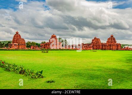 Pattadakal Tempel komplexe Gruppe von Denkmälern atemberaubende Steinkunst mit dramatischen Himmel karnataka indien. Es ist eines der UNESCO-Welterbestätten und Stockfoto
