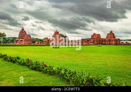 Pattadakal Tempel komplexe Gruppe von Denkmälern atemberaubende Steinkunst mit dramatischen Himmel karnataka indien. Es ist eines der UNESCO-Welterbestätten und Stockfoto