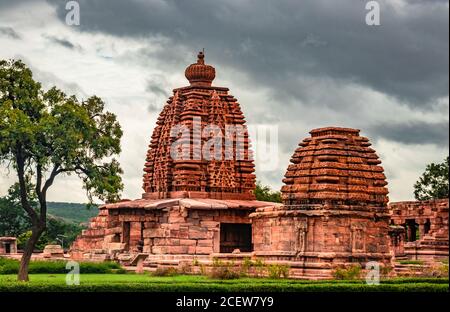 Pattadakal Tempel komplexe Gruppe von Denkmälern atemberaubende Steinkunst mit dramatischen Himmel karnataka indien. Es ist eines der UNESCO-Welterbestätten und Stockfoto