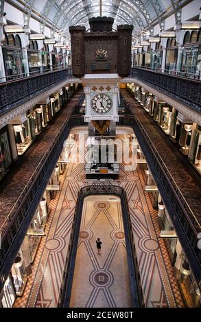 Sydney. März 2020. Das Foto vom 30. März 2020 zeigt das leere Queen Victoria Building in Sydney, Australien. Australien verzeichnete am Mittwoch im Juni-Quartal einen Rückgang des Bruttoinlandsprodukts (BIP) um 7 Prozent, was offiziell die erste Rezession des Landes seit 30 Jahren markiert, als COVID-19 eine erstaunliche Tribut forderte. Quelle: Bai Xuefei/Xinhua/Alamy Live News Stockfoto