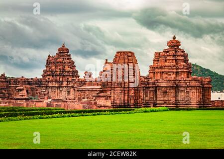 Pattadakal Tempel komplexe Gruppe von Denkmälern atemberaubende Steinkunst mit dramatischen Himmel karnataka indien. Es ist eines der UNESCO-Welterbestätten und Stockfoto