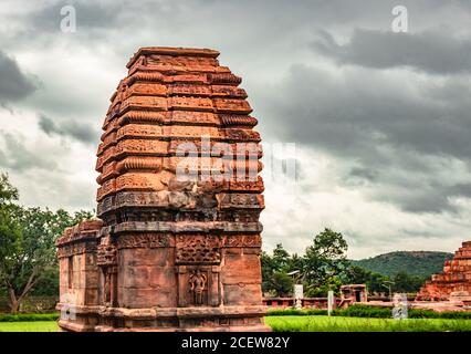 Jambulinga Tempel pattadakal atemberaubende Steinkunst aus verschiedenen Winkeln mit dramatischen Himmel. Es ist eines der UNESCO-Welterbestätten und Komplex von Stockfoto