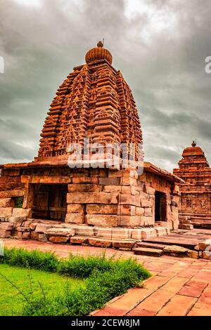 Kadasiddeshwara Tempel pattadakal atemberaubende Steinkunst aus verschiedenen Winkel mit dramatischen Himmel. Es ist eines der UNESCO-Welterbestätten und compl Stockfoto