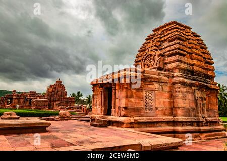 Kadasiddeshwara Tempel pattadakal atemberaubende Steinkunst aus verschiedenen Winkel mit dramatischen Himmel. Es ist eines der UNESCO-Welterbestätten und compl Stockfoto