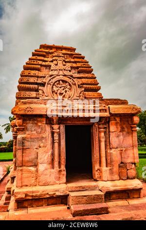 Kadasiddeshwara Tempel pattadakal atemberaubende Steinkunst aus verschiedenen Winkel mit dramatischen Himmel. Es ist eines der UNESCO-Welterbestätten und compl Stockfoto