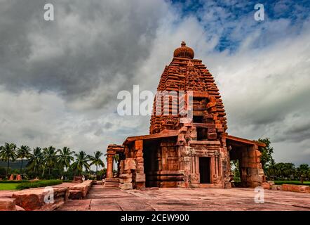 Sangameshwara Tempel pattadakal atemberaubende Steinkunst aus verschiedenen Winkel mit dramatischen Himmel. Es ist eines der UNESCO-Welterbestätten und Komplex Stockfoto