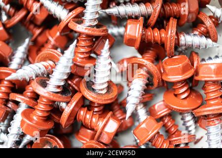 Haufen roter Dachschrauben in einem Baumarkt Stockfoto