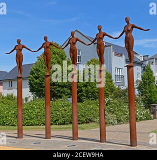 Rick Kirbys Skulptur „Arc of Angels“, die Teil eines Skulpturenpfades in Portishead, Großbritannien, ist. Stockfoto