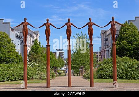 Rick Kirbys Skulptur „Arc of Angels“, die Teil eines Skulpturenpfades in Portishead, Großbritannien, ist. Stockfoto