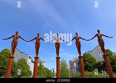 Rick Kirbys Skulptur „Arc of Angels“, die Teil eines Skulpturenpfades in Portishead, Großbritannien, ist. Stockfoto