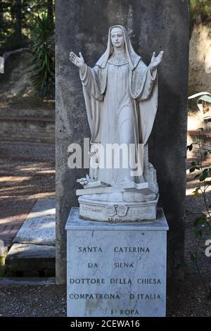 Statue der Katharina von Siena (Caterina da Siena) patronin Europas, Doktor der Kirche in der Benediktinerabtei Monte Oliveto Maggiore in Tusca Stockfoto