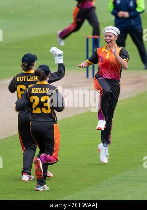 Issy Wong von Central Sparks feiert im ersten ein Wicket Ball des Spiels in einer Rachael Heyhoe Flint Trophy Spiel gegen Thunder Stockfoto