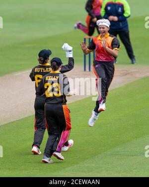 Issy Wong von Central Sparks feiert im ersten ein Wicket Ball des Spiels in einer Rachael Heyhoe Flint Trophy Spiel gegen Thunder Stockfoto