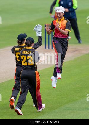 Issy Wong von Central Sparks feiert im ersten ein Wicket Ball des Spiels in einer Rachael Heyhoe Flint Trophy Spiel gegen Thunder Stockfoto