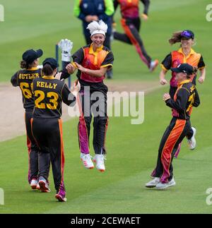 Issy Wong von Central Sparks feiert im ersten ein Wicket Ball des Spiels in einer Rachael Heyhoe Flint Trophy Spiel gegen Thunder Stockfoto