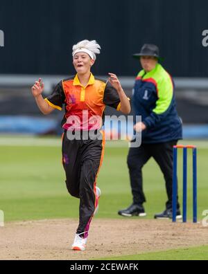 Issy Wong von Central Sparks reagiert während ihres Bowlingeinkeglens Ein Rachael Heyhoe Flint Trophy Spiel zwischen Thunder und Central Funken Stockfoto