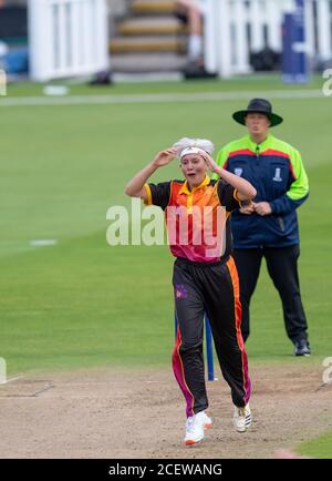 Issy Wong von Central Sparks reagiert während ihres Bowlingeinkeglens Ein Rachael Heyhoe Flint Trophy Spiel zwischen Thunder und Central Funken Stockfoto