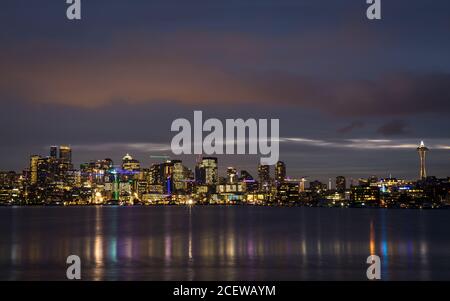 Seattle Downtown inklusive Space Needle on the Water bei Nacht. Blick vom Gas Works Park in Seattle, Washington, Vereinigte Staaten von Amerika. Lichter der Stadt. Stockfoto