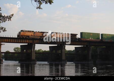 Union Pacific Güterzug fährt nach Osten über den Fox River in Genf, Illinois Stockfoto